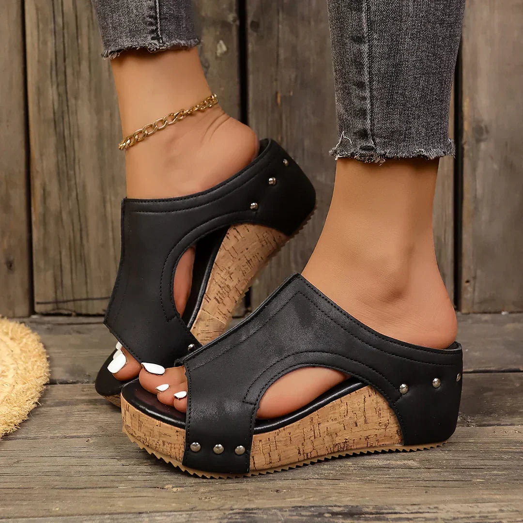Dames Sleehak Sandalen met Voetboogondersteuning en Studdetails - Zwart